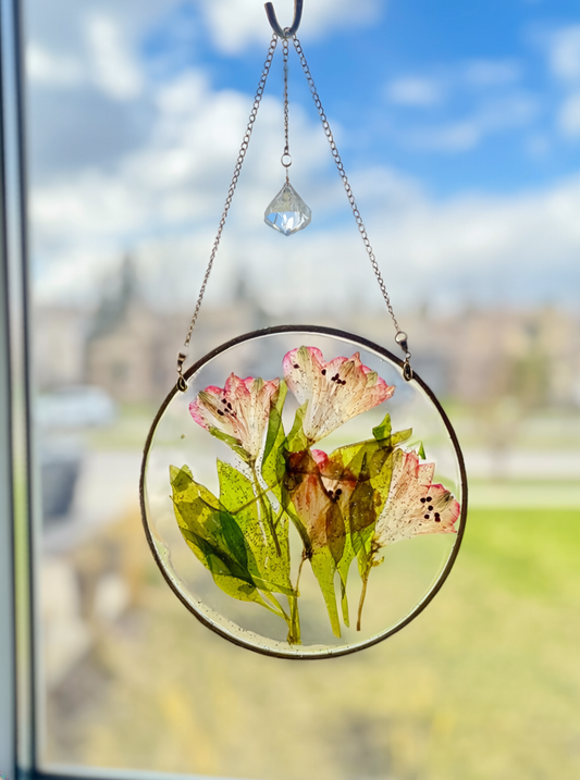 Floral Resin Suncatcher Made in Canada – Dried Flower Round Window Hanging – Handmade Boho Decor with Crystal Accent