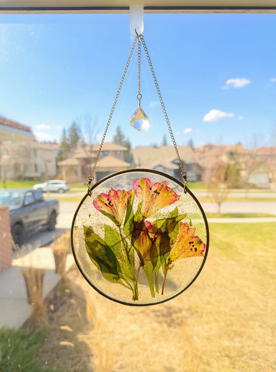 Floral Resin Suncatcher Made in Canada – Dried Flower Round Window Hanging – Handmade Boho Decor with Crystal Accent