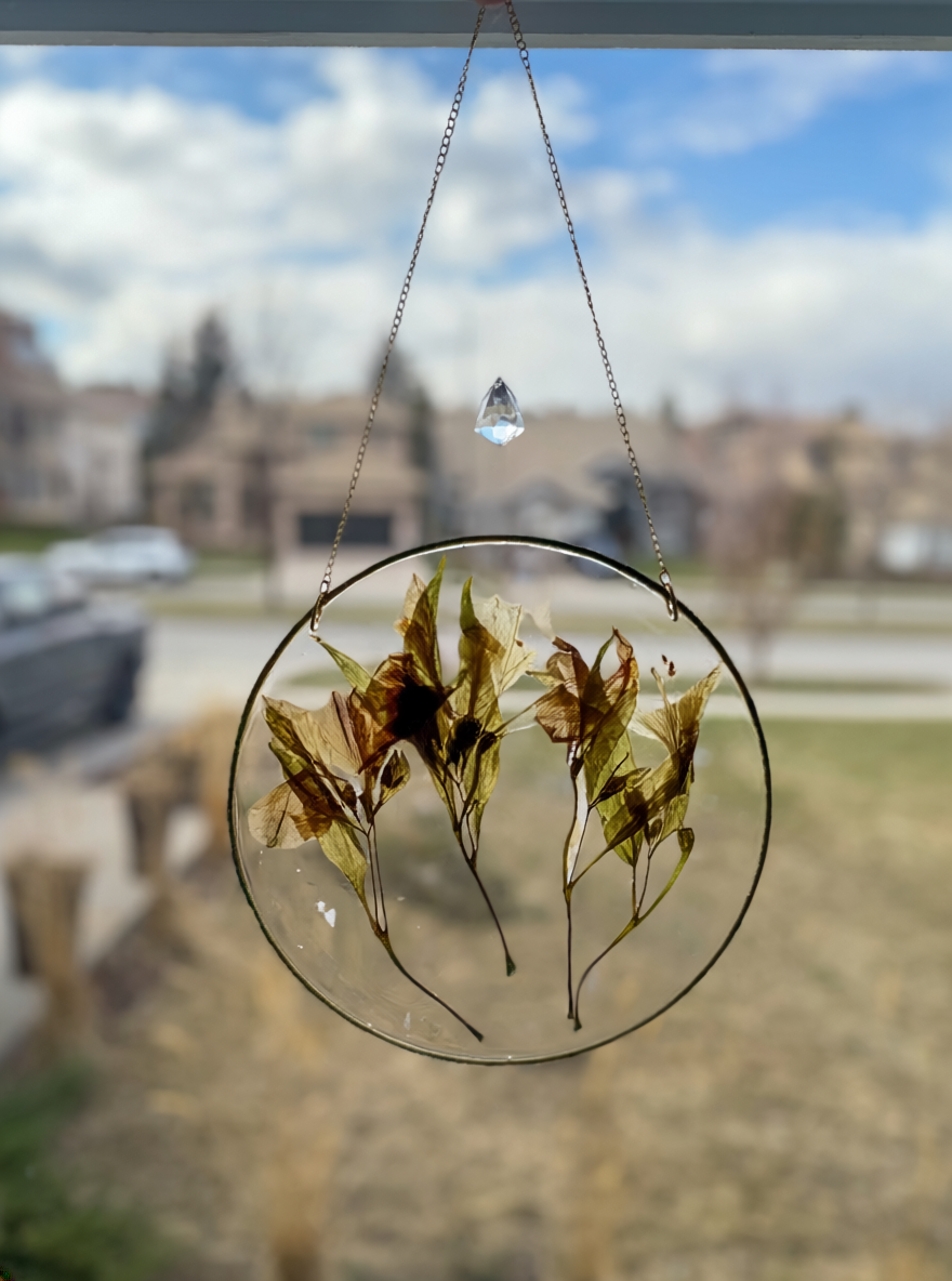 Floral Resin Suncatcher Made in Canada – Dried Flower Round Window Hanging – Handmade Boho Decor with Crystal Accent