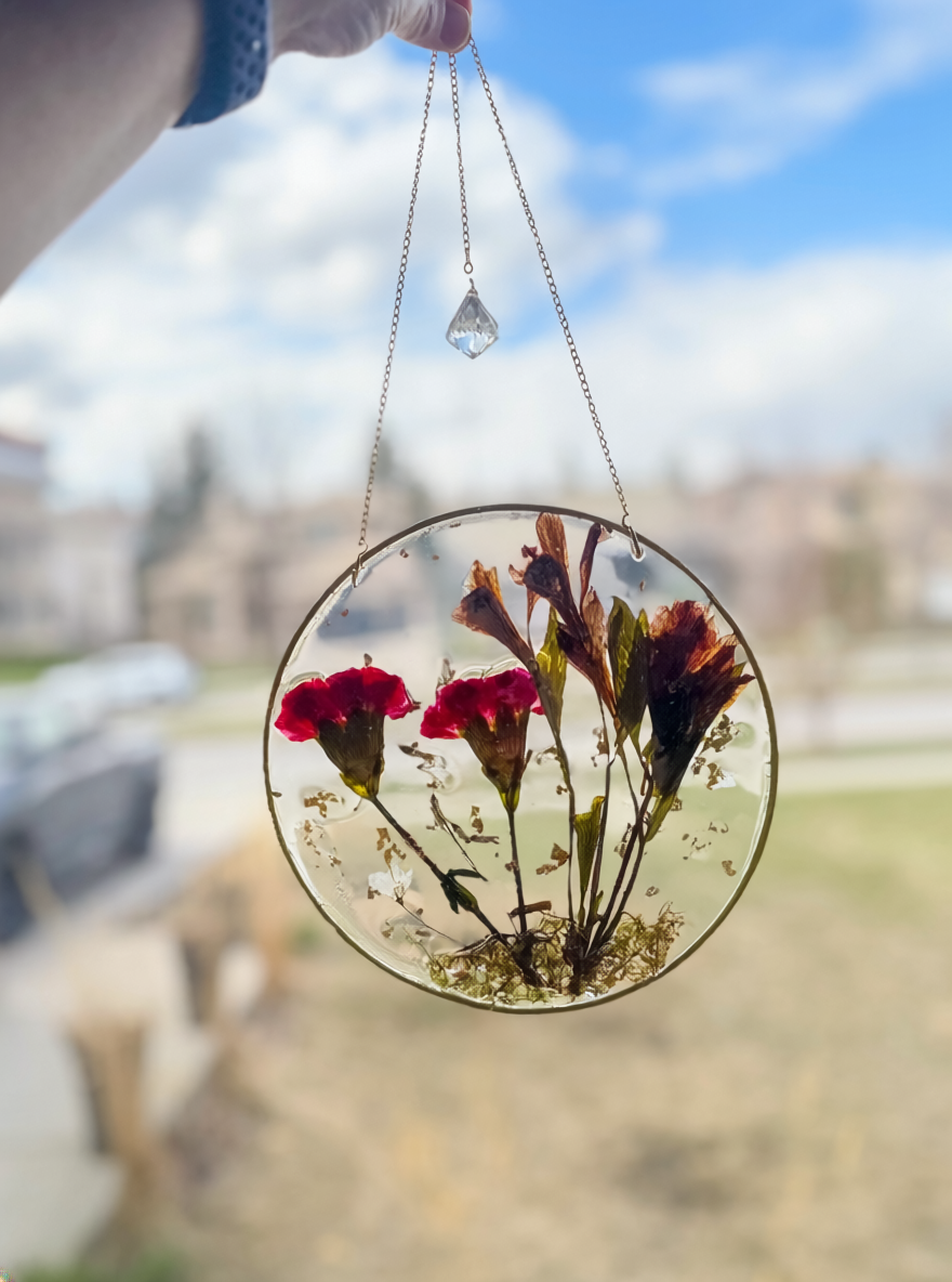 Floral Resin Suncatcher Made in Canada – Dried Flower Round Window Hanging – Handmade Boho Decor with Crystal Accent